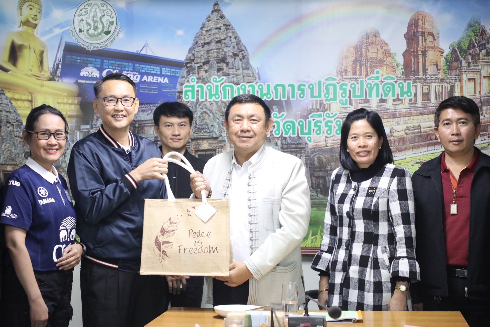 title - เลขาธิการ ส.ป.ก. ตรวจเยี่ยม ส.ป.ก.บุรีรัมย์ ในวาระองคมนตรี เป็นประธานในการเปิดสำนักงานสถานีวิจัยการเกษตรและพัฒนาโครงการหลวงโนนดินแดง ณ จังหวัดบุรีรัมย์